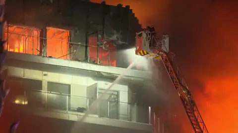 Una agente inmobiliaria del edificio incendiado en Valencia: "Es un residencial de 200 apartamentos" Una agente inmobiliaria del edificio incendiado en Valencia: "Es un residencial de 200 apartamentos"
