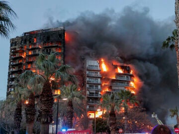 Vista del edificio que ha salido en llamas en Valencia