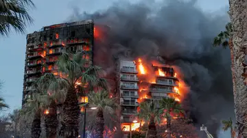 Vista del edificio que ha salido en llamas en Valencia