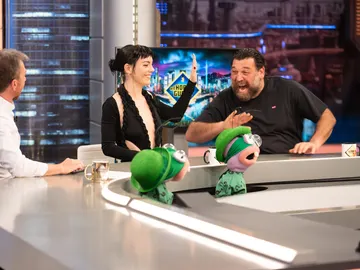 ¿Juego de baños? Vicky Luengo y Hovik Keuchkerian protagonizan un igualadísimo duelo de jeroglíficos ¿Juego de baños? Vicky Luengo y Hovik Keuchkerian protagonizan un igualadísimo duelo de jeroglíficos