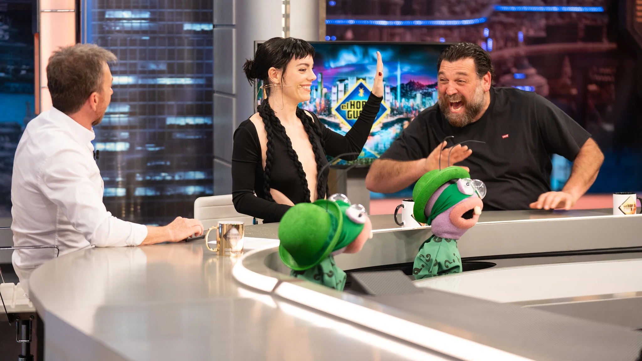¿Juego de baños? Vicky Luengo y Hovik Keuchkerian protagonizan un igualadísimo duelo de jeroglíficos ¿Juego de baños? Vicky Luengo y Hovik Keuchkerian protagonizan un igualadísimo duelo de jeroglíficos
