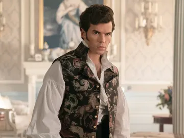 Luke Newton como Colin Bridgerton en la temporada 3 Luke Newton como Colin Bridgerton en la temporada 3