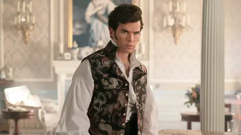 Luke Newton como Colin Bridgerton en la temporada 3 Luke Newton como Colin Bridgerton en la temporada 3