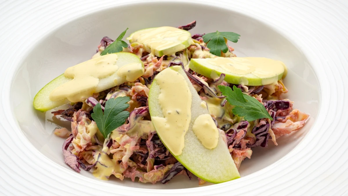 Ensalada de repollo y zanahoria con manzana y mostaza, de Argui&ntilde;ano