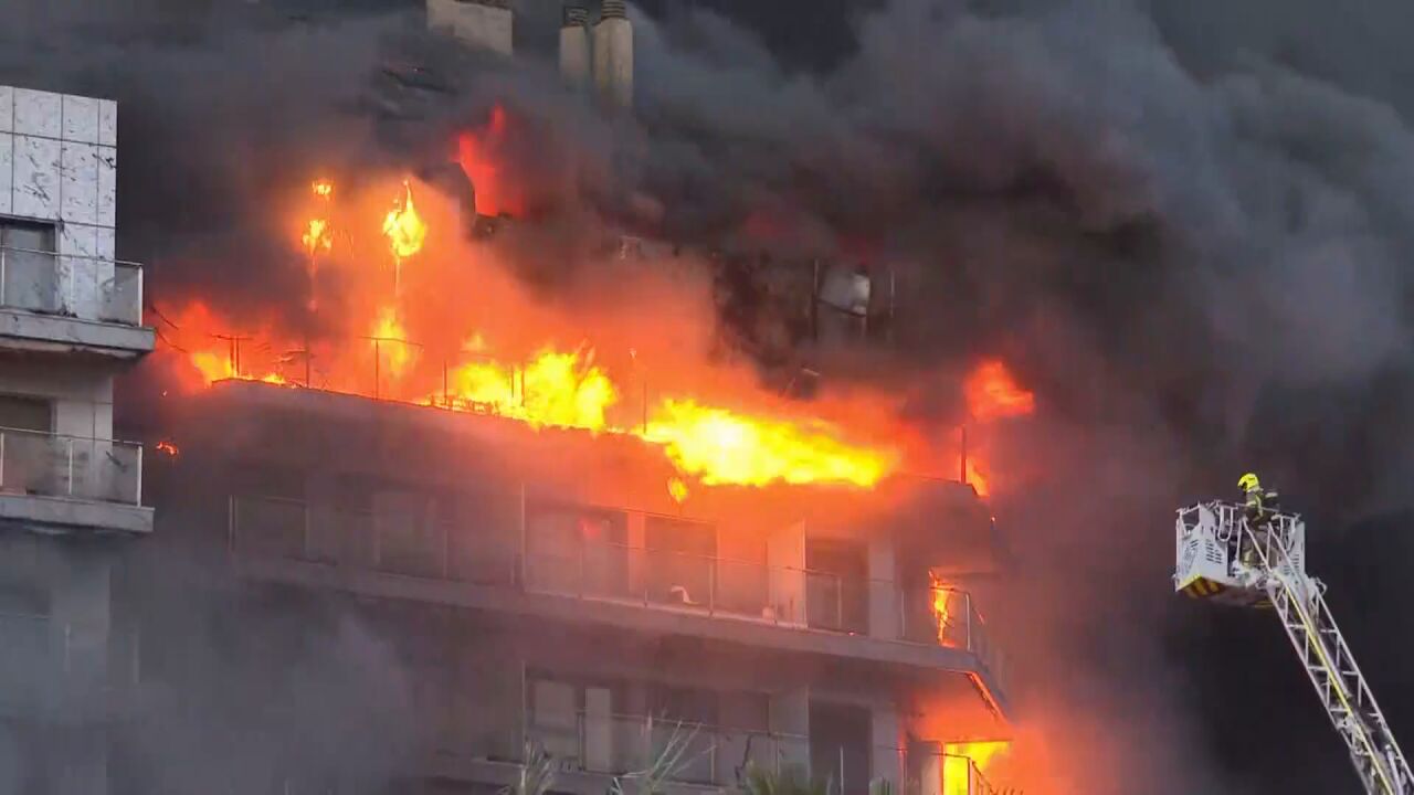 Testigo del edificio devorado por el fuego en Valencia