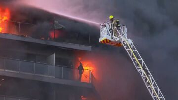 Se va a instalar un hospital de campaña por el incendio que devora un edificio en el centro de Valencia