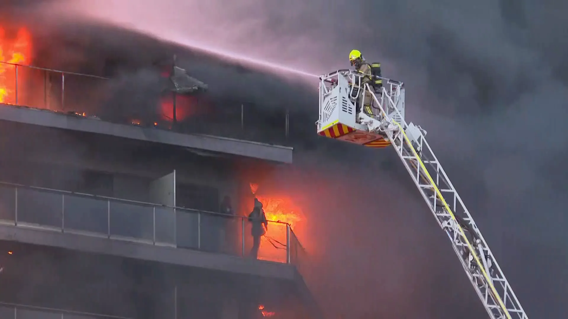 Se va a instalar un hospital de campa&ntilde;a por el incendio que devora un edificio en el centro de Valencia