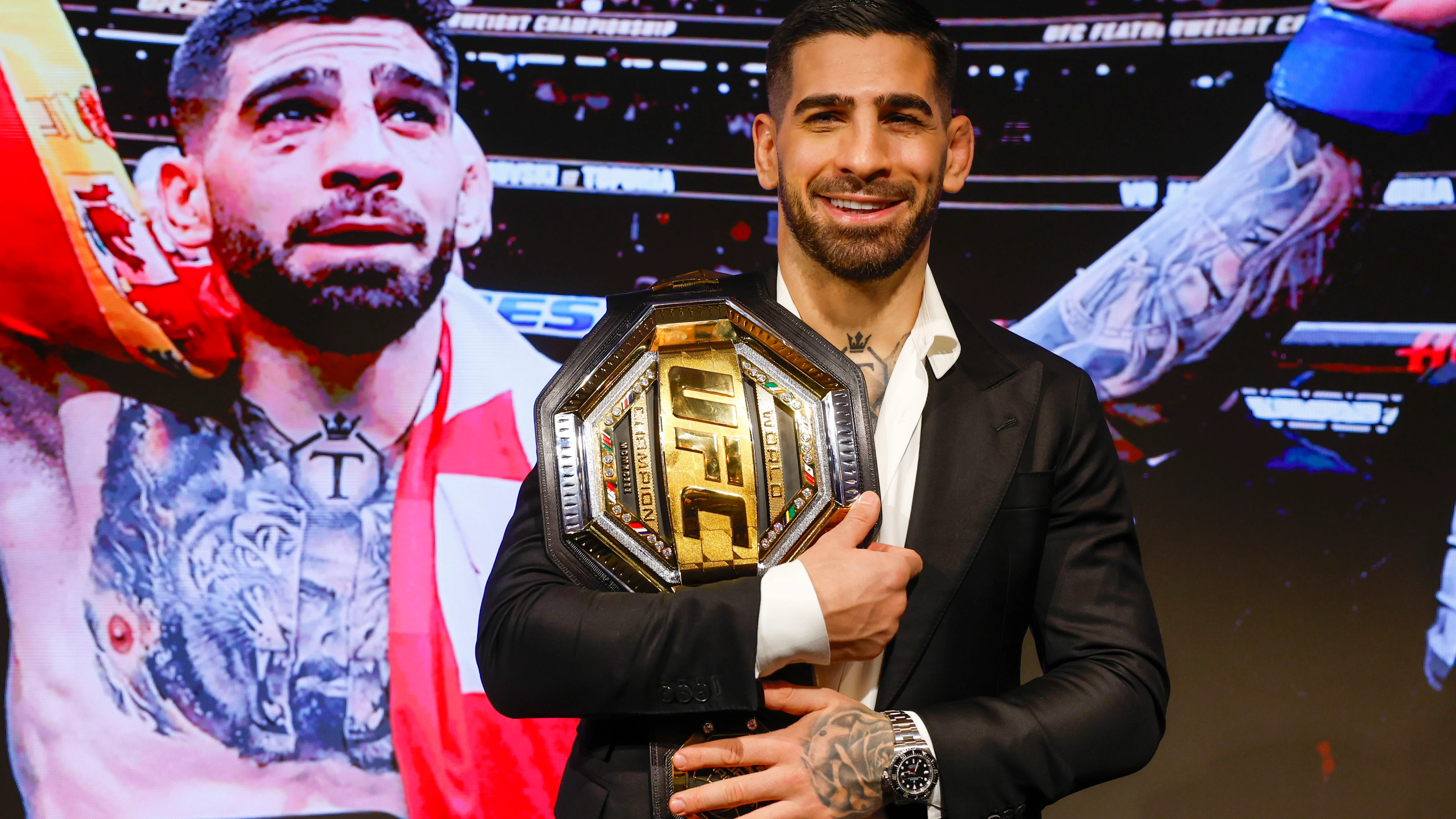Ilia Topuria posa con su cintur&oacute;n de campe&oacute;n de la UFC
