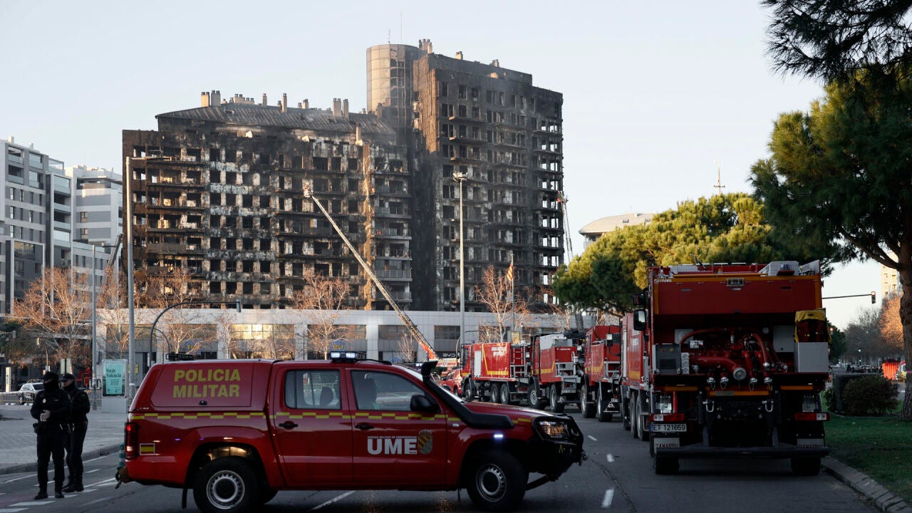 Incendio En Valencia: Los Bomberos Y La Policía Científica Acceden Al ...