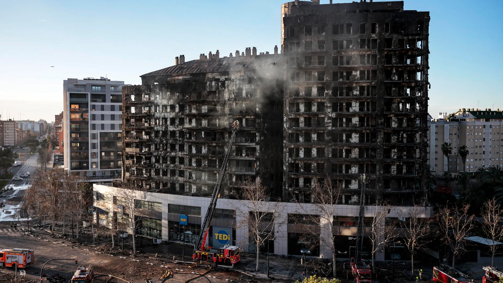 El edificio calcinado por las llamas en Valencia El edificio calcinado por las llamas en Valencia