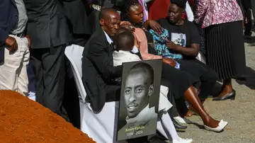 La familia de Kelvin Kiptum durante el funeral del atleta en Kenia