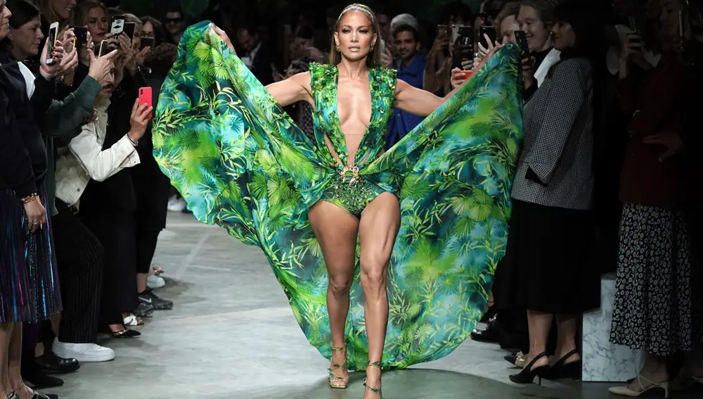 Jennifer Lopez desfilando para Versace en la Milan Fashion Week Spring/Summer 2020