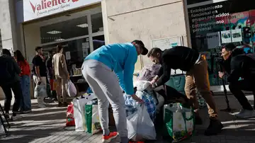 Numerosas personas se han acercado a dejar ropa, mantas y calzado para los vecinos afectados por el incendio de un edificio de Valencia