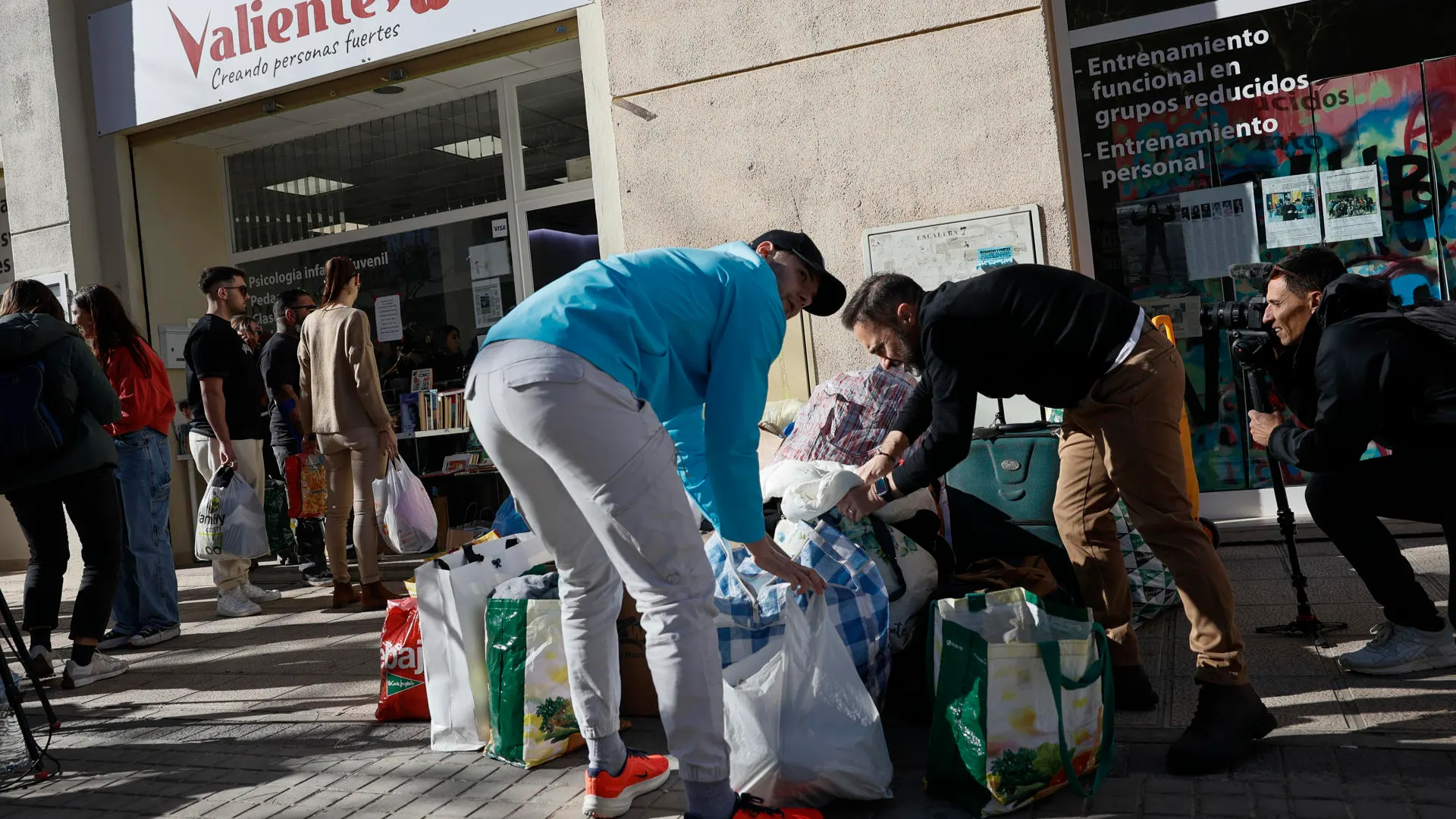 Numerosas personas se han acercado a dejar ropa, mantas y calzado para los vecinos afectados por el incendio de un edificio de Valencia Numerosas personas se han acercado a dejar ropa, mantas y calzado para los vecinos afectados por el incendio de un edificio de Valencia