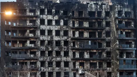 Un fulminante y devastador incendio en un edificio de viviendas de catorce plantas en València Un fulminante y devastador incendio en un edificio de viviendas de catorce plantas en València
