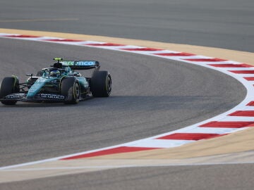 Fernando Alonso con el Aston Martin en el tercer día de los test de Bahréin 2024