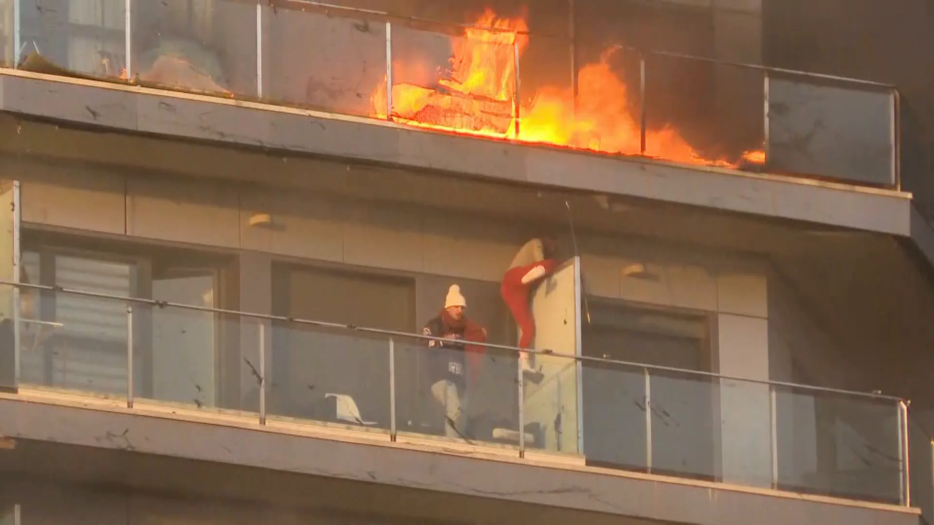 Sara y Ammar luchando por su vida en el incendio de Valencia Sara y Ammar luchando por su vida en el incendio de Valencia