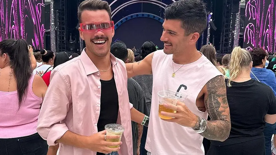 Jesse Baird junto a su novio Luke Davies. Jesse Baird junto a su novio Luke Davies.