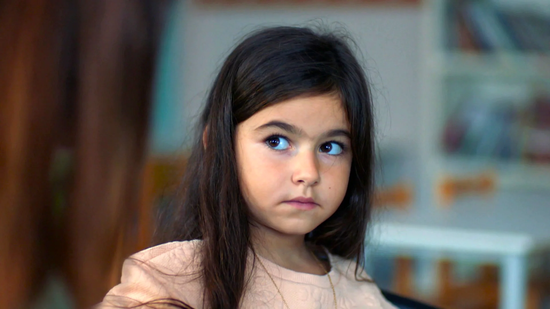 Ilgaz le cuenta toda la verdad a la pequeña Mercan Ilgaz le cuenta toda la verdad a la pequeña Mercan