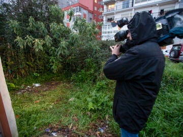 Un hombre graba el lugar en que se ha encontrado una maleta con un cadáver en Vigo