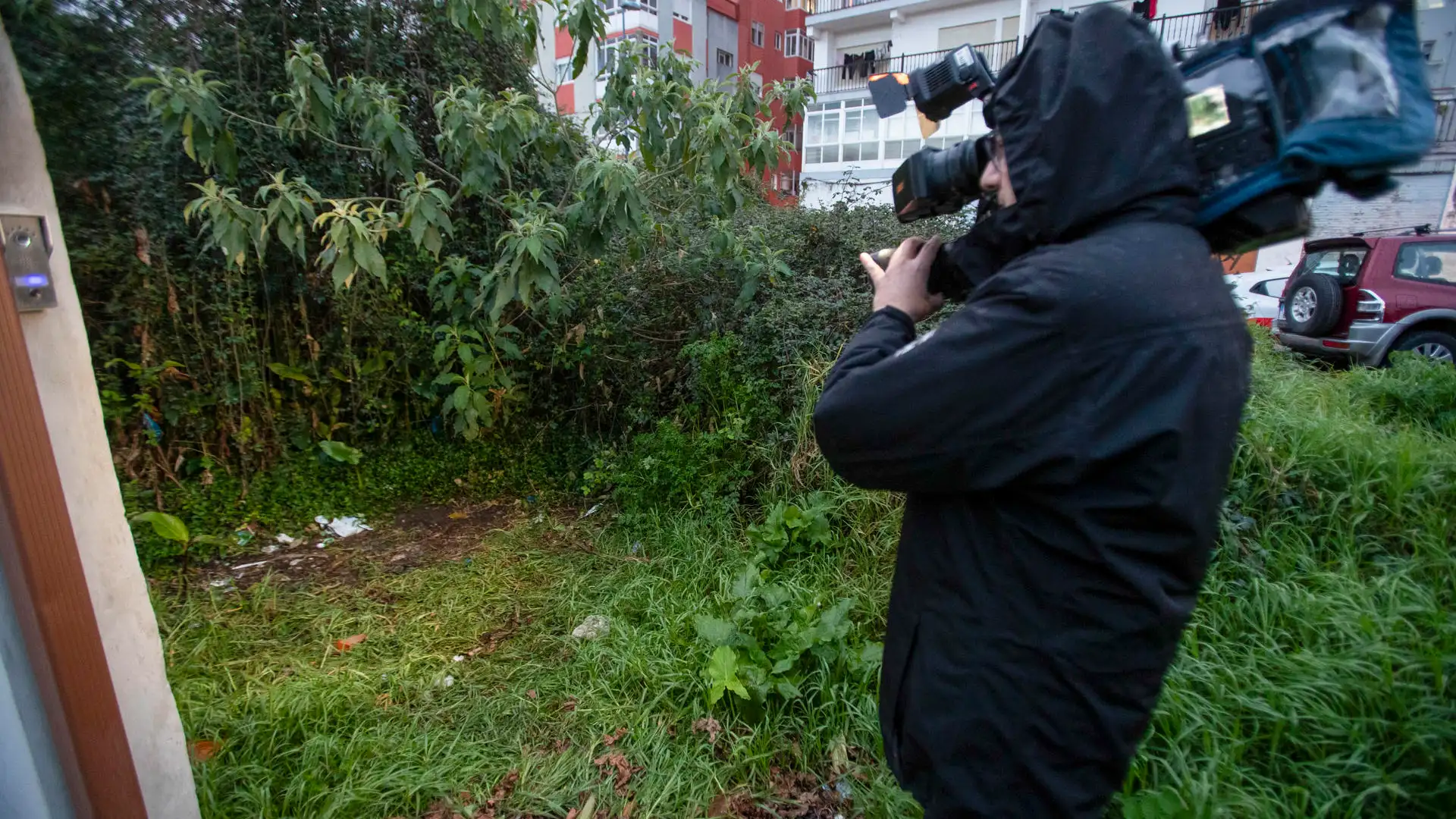 Un hombre graba el lugar en que se ha encontrado una maleta con un cad&aacute;ver en Vigo