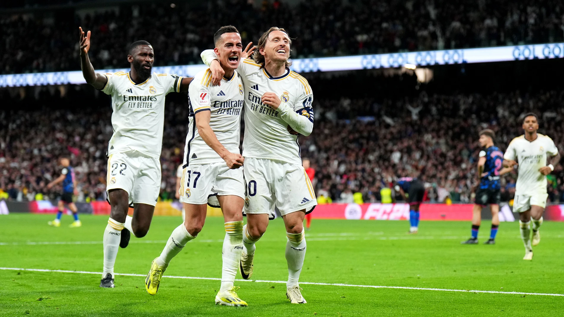 Luka Modric celebra su gol ante el Sevilla junto a Lucas Vázquez (1-0)