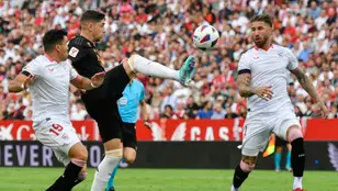 Fede Valverde disputa un balón con Sergio Ramos en un Sevilla - Real Madrid