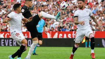 Fede Valverde disputa un balón con Sergio Ramos en un Sevilla - Real Madrid