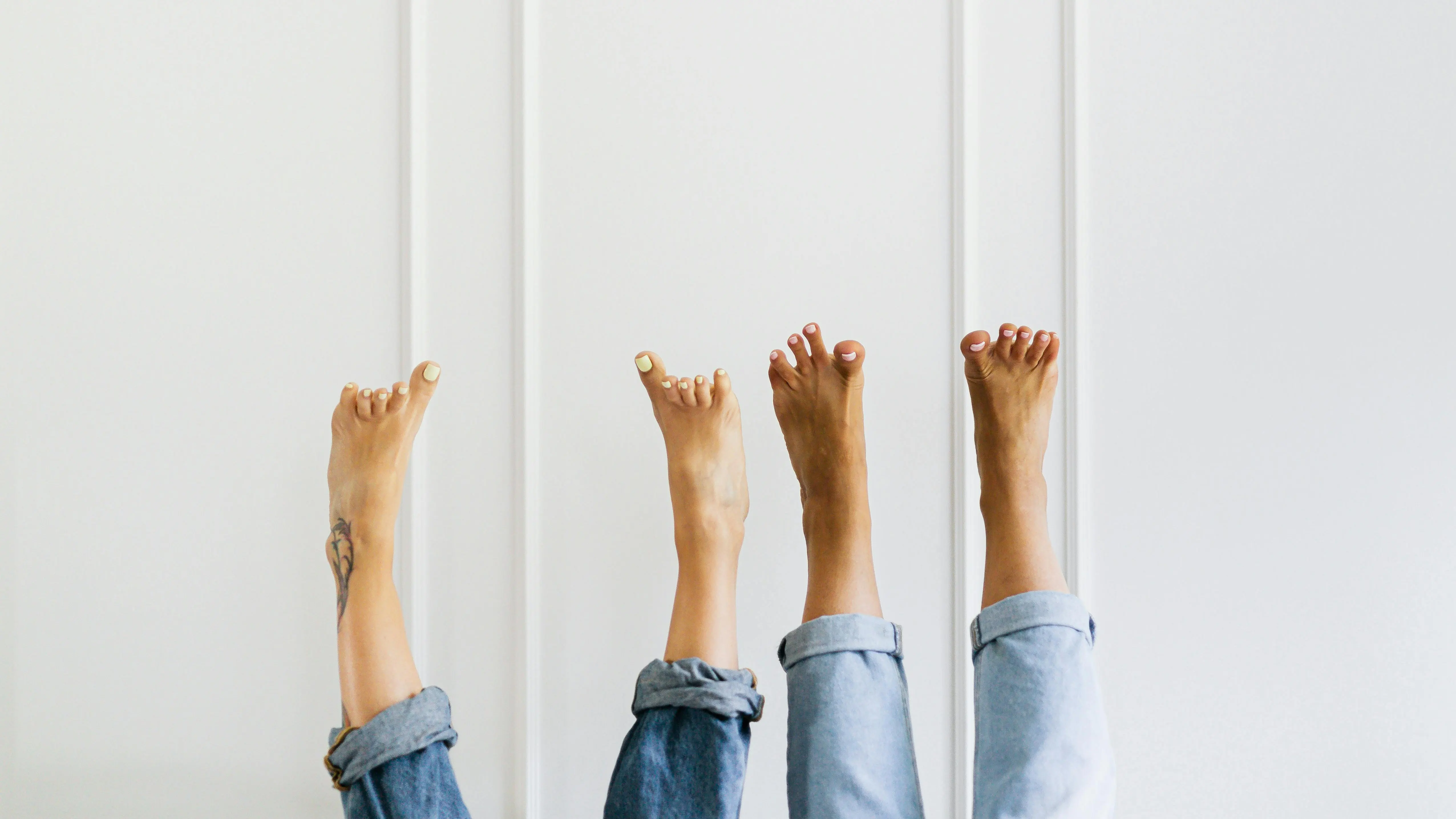 Pies de mujer con las uñas pintadas Pies de mujer con las uñas pintadas