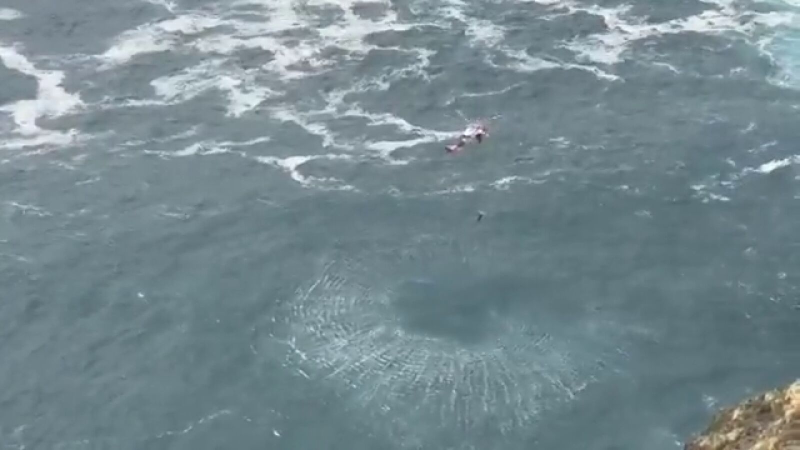 Equipos de rescate buscan a un hombre que cayó al mar en una playa de Tenerife 