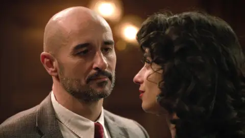 Jesús amenaza a Elena tras provocar la huelga en la fábrica: “No tienes ni idea de todo lo que podría hacerte” Jesús amenaza a Elena tras provocar la huelga en la fábrica: “No tienes ni idea de todo lo que podría hacerte”