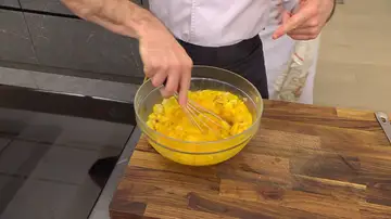 Agrega las patatas con cebolla y puerro y mezcla bien
