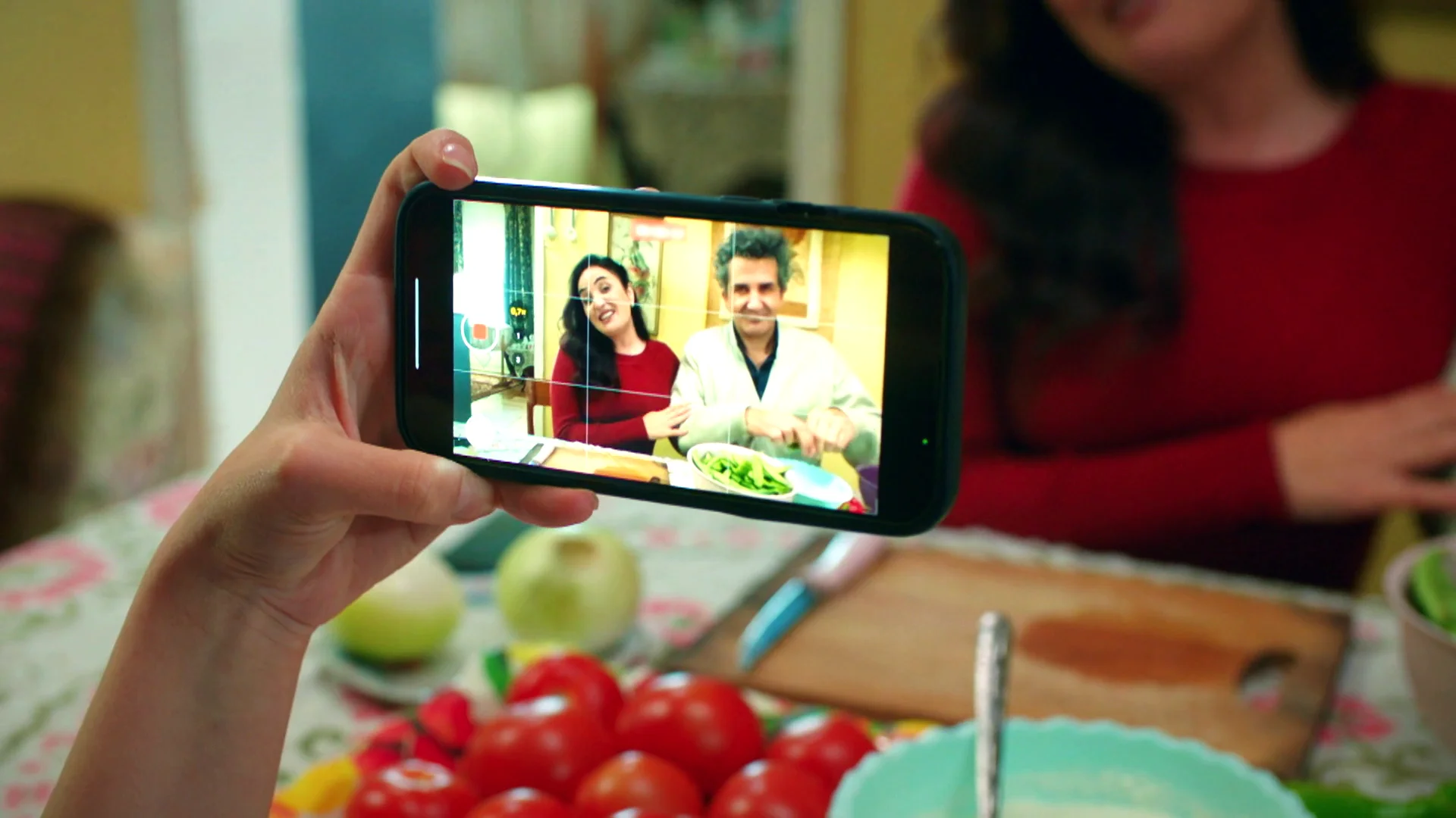 Sengül convence a Orhan para grabar vídeos y hacerse famosos en internet, ¿se convertirán en influencers? Sengül convence a Orhan para grabar vídeos y hacerse famosos en internet, ¿se convertirán en influencers?