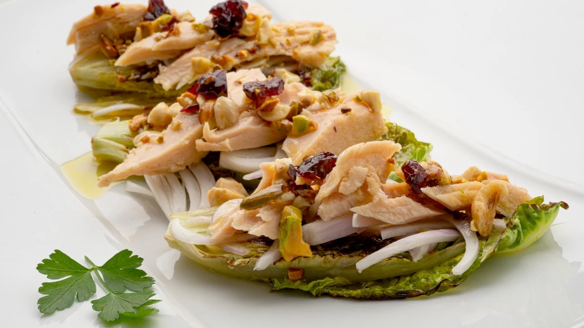 Receta de cogollos de lechuga a la plancha con atún, de Karlos Arguiñano Receta de cogollos de lechuga a la plancha con atún, de Karlos Arguiñano