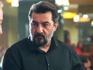 Esta noche en Hermanos: &iexcl;El nuevo negocio de Akif, un casino ilegal, abre sus puertas!
