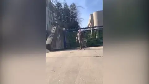 Se inmola frente a la embajada israelí Se inmola frente a la embajada israelí