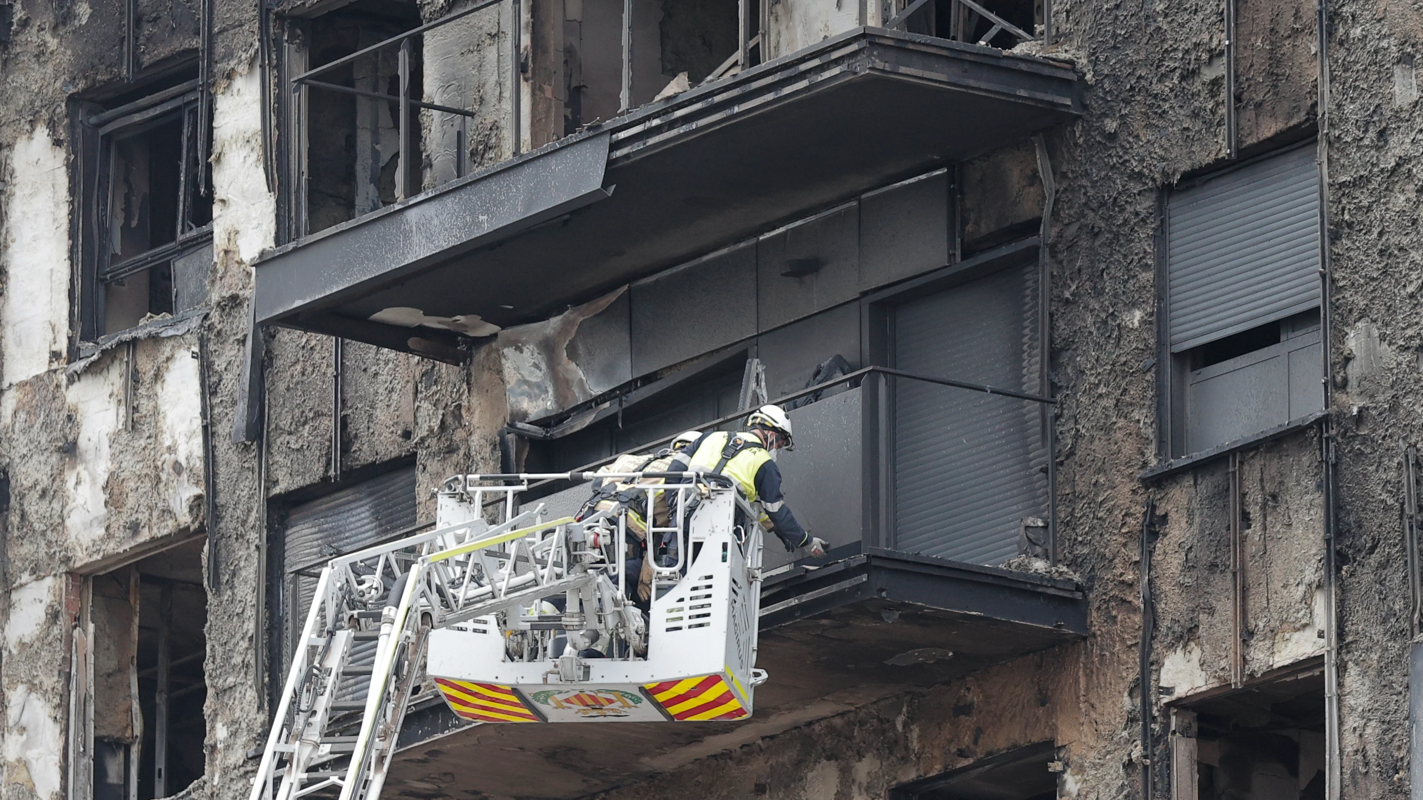 Unos bomberos trabajan en el saneamiento de la fachada del edificio siniestrado en la zona del barrio valenciano de Campanar Unos bomberos trabajan en el saneamiento de la fachada del edificio siniestrado en la zona del barrio valenciano de Campanar