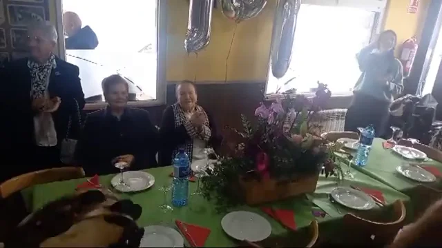 La centenaria gallega de las redes sociales celebra su cumplea&ntilde;os con gaiteros y "mucha fiesta"