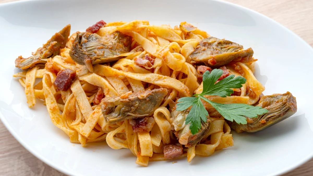 La receta de Arguiñano perfecta "para estudiantes": tallarines con alcachofas y jamón La receta de Arguiñano perfecta "para estudiantes": tallarines con alcachofas y jamón