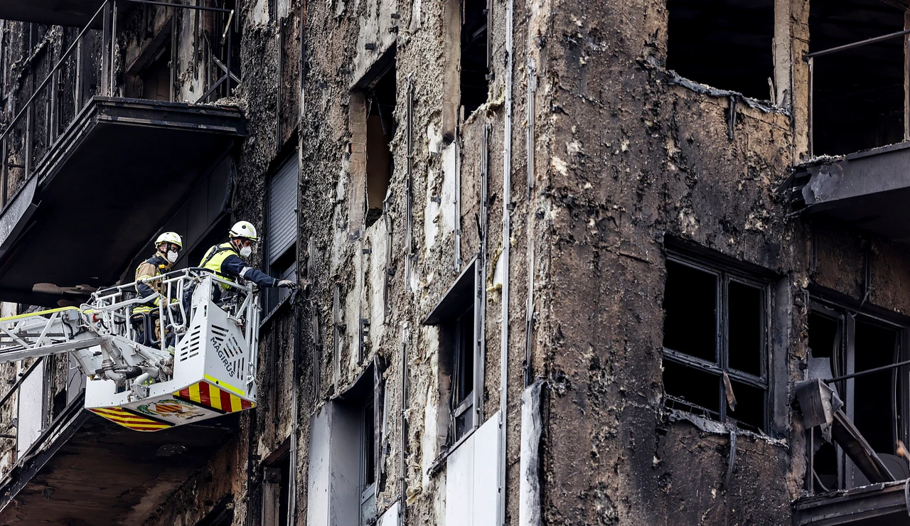 Bomberos en el edificio incendiado del barrio valenciano Campanar
