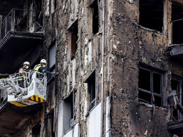 Bomberos en el edificio incendiado del barrio valenciano Campanar