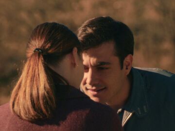 Tasio tiene su primera cita con Claudia&hellip; &iexcl;y le roba un beso! 