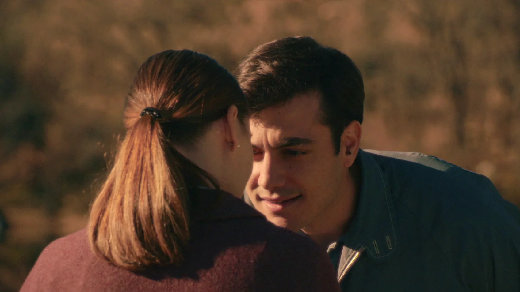 Tasio tiene su primera cita con Claudia… ¡y le roba un beso! Tasio tiene su primera cita con Claudia… ¡y le roba un beso!