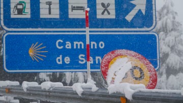 Cartel de la Autovía A-6 que se encuentra cubierto de nieve