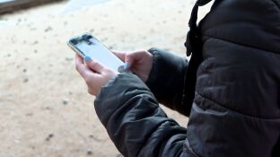 Una menor con su m&oacute;vil
