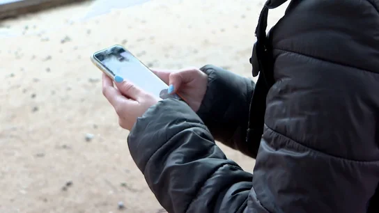 Una menor con su móvil Una menor con su móvil
