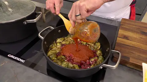 Vierte la salsa de tomate y cocina todo junto Vierte la salsa de tomate y cocina todo junto