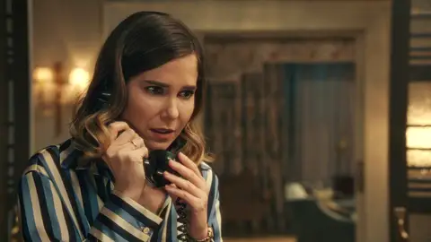 Begoña recibe una misteriosa llamada y queda con un extraño... ¿Quién será? Begoña recibe una misteriosa llamada y queda con un extraño... ¿Quién será?