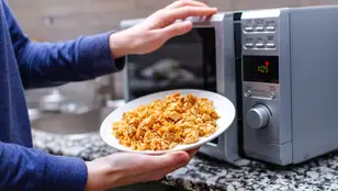 Calentar comida en el microondas 
