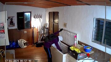 Los vecinos de una urbanización de Huelva sufren los asaltos de unos ladrones que se llevan desde carne congelada a televisores